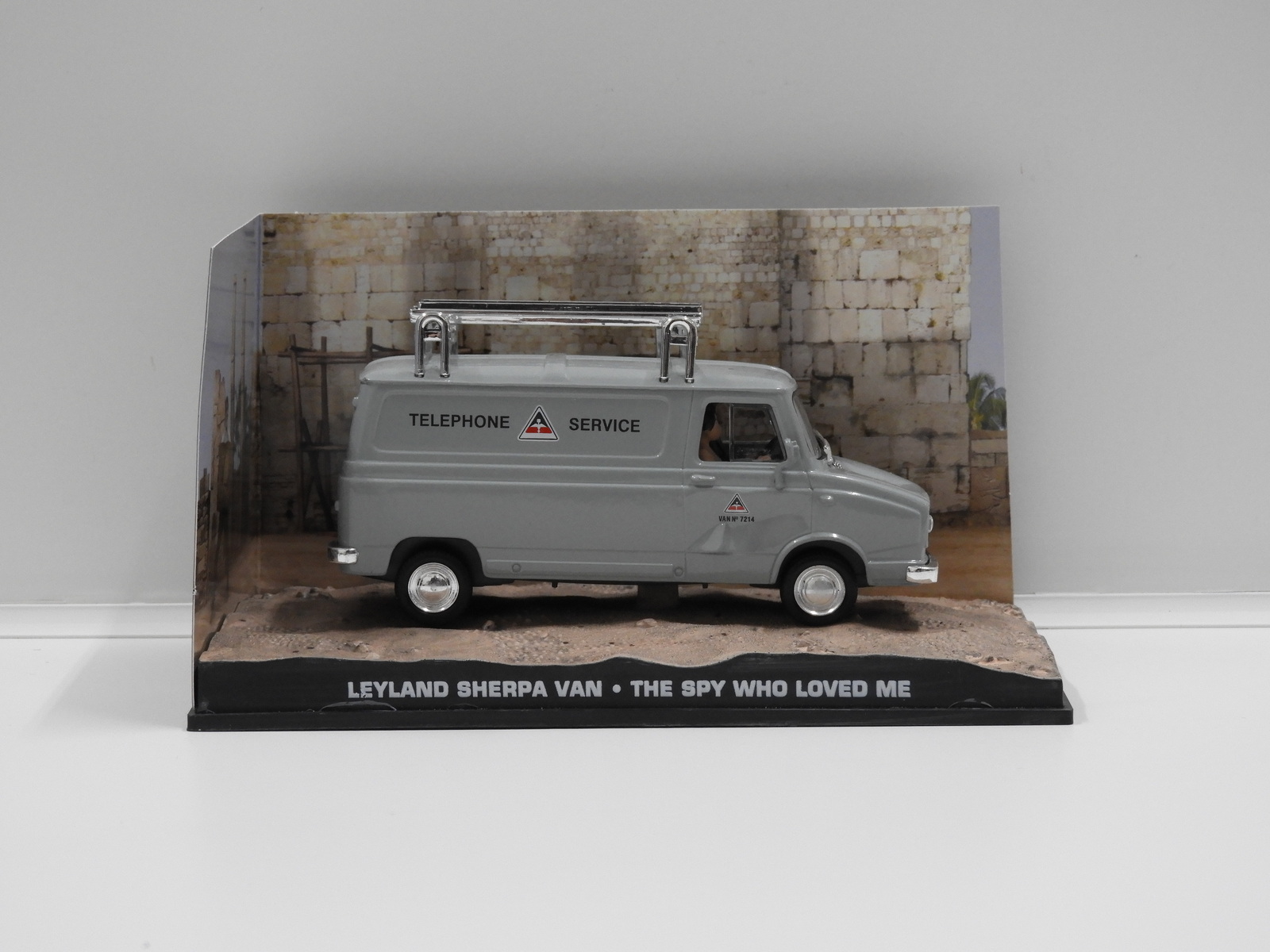 1/43 JAMES BOND 007 JAWS LEYLAND SHERPA TELEPHONE VAN FROM THE SPY WHO LOVED ME