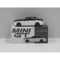 1:64 BMW i7 xDrive60 (Alpine White/Black Sapphire) (Opened, Unsealed)