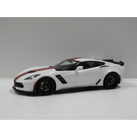 1:18 Chevrolet Corvette C7 Z06 (Artic White with Red Stripes)
