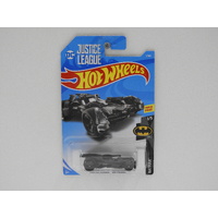 1:64 Justice League Batmobile - Hot Wheels Long Card "Batman"
