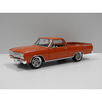 1:18 1965 Chevrolet El Camino SS "Custom Cruiser" (Metallic Orange)