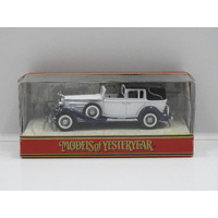 1933 Cadillac 452 V16 (White/Blue Guards/Black Roof)