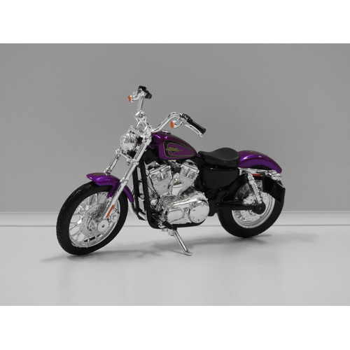1:18 2013 Harley-Davidson XL 1200V Seventy-Two