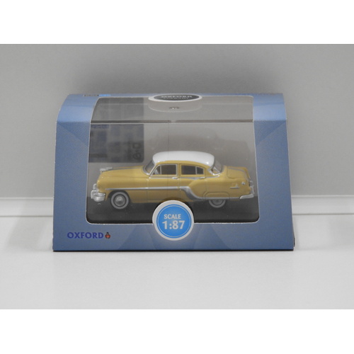 1:87 1954 Pontiac Chieftain 4 Door (Winter White/Maize Yellow)