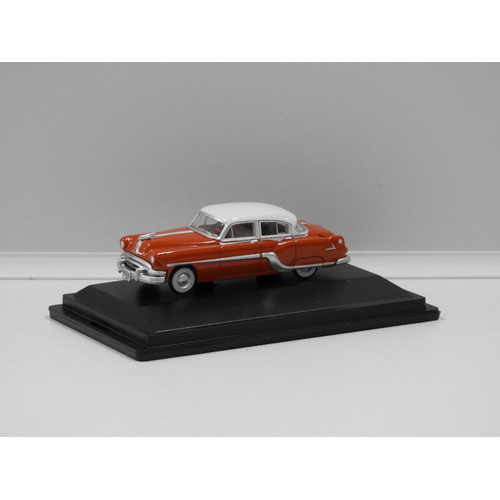 1:87 1954 Pontiac Chieftain 4 Door (Coral Red/Winter White)
