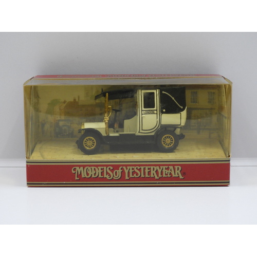 1:42 1907 Unic Taxi (White/Black)